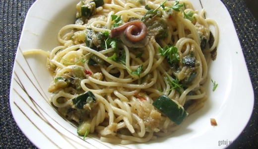 Spaghetti z pesto z cukinii i anchois