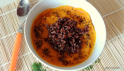 Krem z dyni z czerwoną quinoa i czarnym sezamem