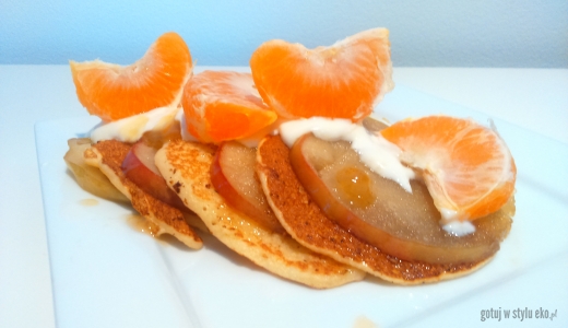 Pancakes z kaszy manny i jogurtu greckiego z cynamonowymi jabłkami