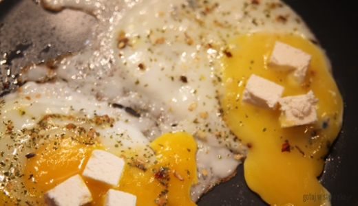 Jajka sadzone z serem feta 