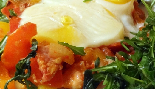 Jajka z warzywami w sosie pomidorowym