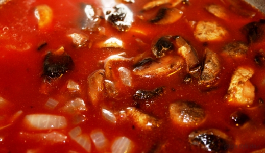Zupa pomidorowa z cebulką i pieczarkami