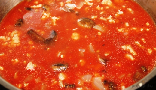 Zupa pomidorowa z mięsem mielonym, i pieczarkami