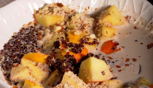 Śniadaniowa owsianka z czerwonej quinoa z jabłkiem i migdałami (bez glutenu, bez laktozy)