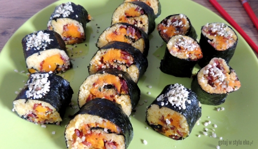 Sushi z czerwonym ryżem i konopia