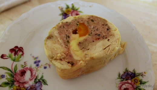 Gotowana rolada drobiowa faszerowana marchewką, serem i mięsem mielonym