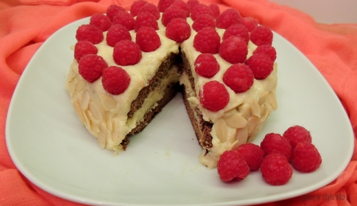 Dietetyczny tort z wanilią i malinami