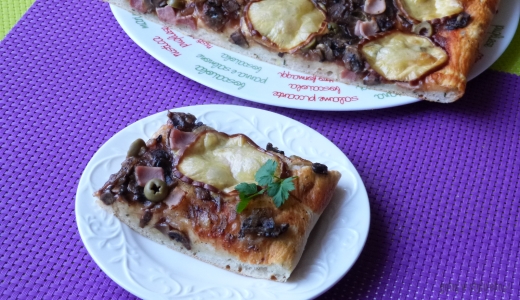 Pizza z bazylią i wędzonym serem