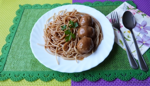 Spaghetti z sosem i kuleczkami z mięsa