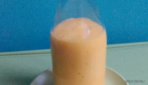 Pyszny i zdrowy owocowy koktajl pomarańczowy