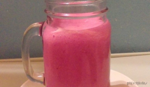 Różowy koktajl z mrożonymi malinami