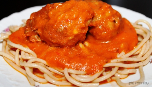 Makaron spaghetti z pulpetami w sosie pomidorowym
