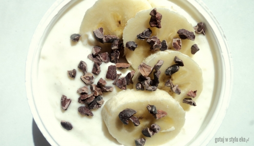 Jogurt bananowy z ziarnami kakao :) 