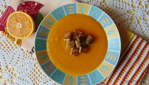 Zupa krem z marchewki z dodatkiem soku z pomarańczy.