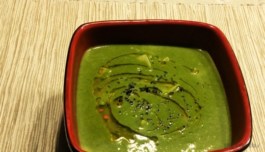 Zielona zupa krem ze szpinaku i cukinii