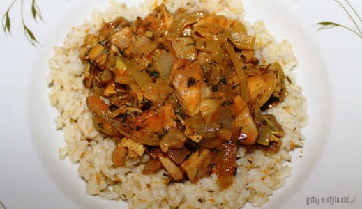 Kurczak w sosie curry z ryżem jaśminowym