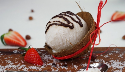 Kokosowy deser lodowy z kakaową polewą