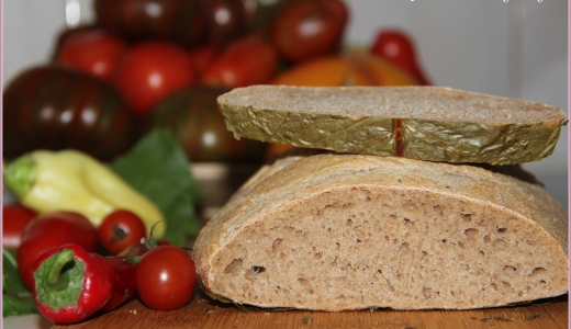 Chleb orkiszowo-pszenny na liściu chrzanu