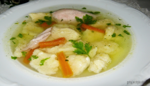 Rosołowa zupa z kładzionymi kluskami