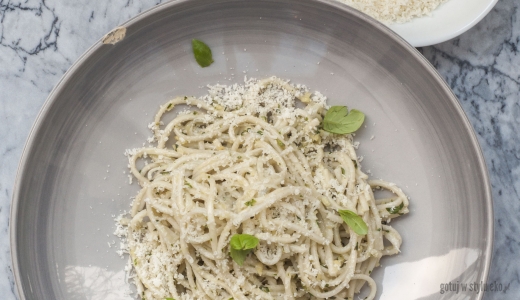 Spaghetti orkiszowe z domowym pesto i parmezanem