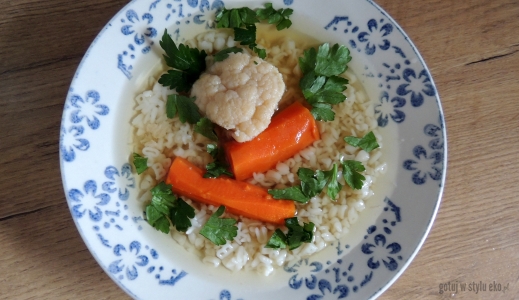 Delikatny bulion warzywny z makaronem ryżowym