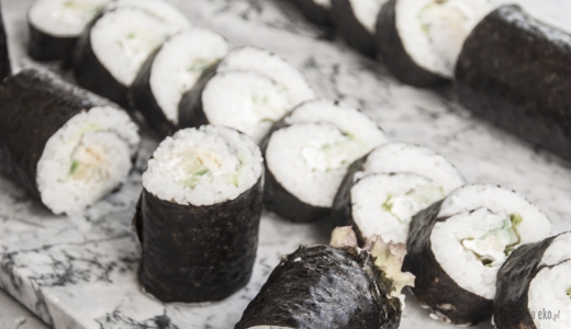 Sushi własnej roboty z warzywami i omletem