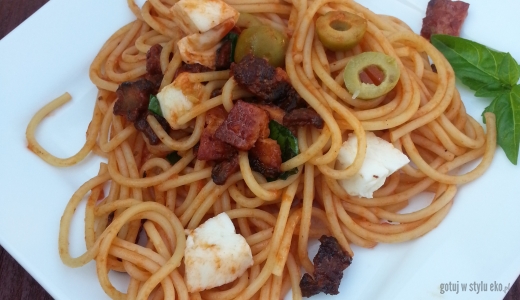Spaghetti z szynką i mozzarellą