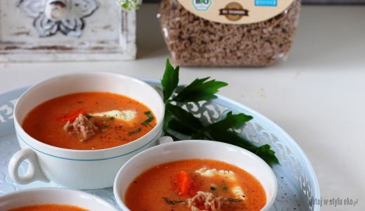 Zupa z pieczonych pomidorów z orkiszowymi literkami