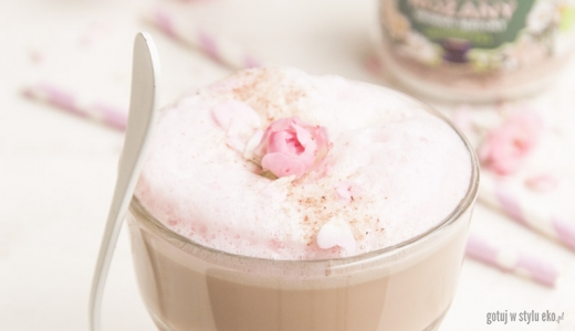 Kawa latte z różanym cukrem na mleku migdałowym