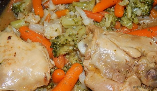 Udka kurczaka suszone w brokułach z marchewką