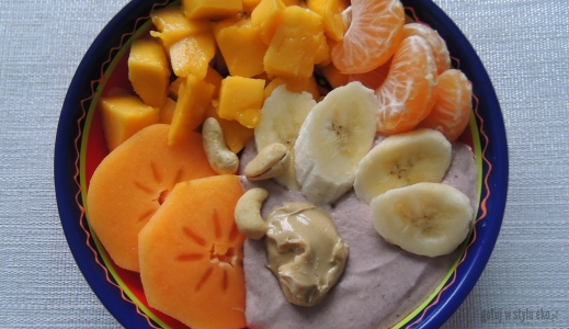 Owocowy bowl z wegańskim białkowym twarożkiem