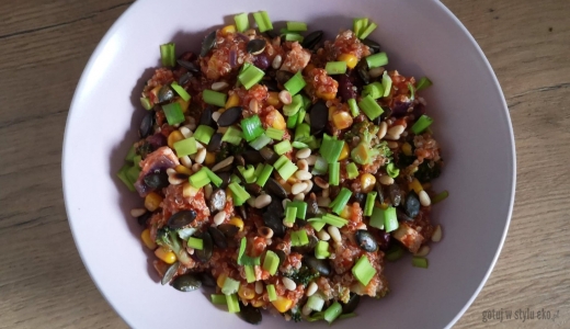 Wegańskie danie z quinoa i warzywami