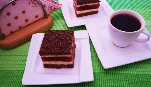 Kakaowe ciasto z musem truskawkowym 