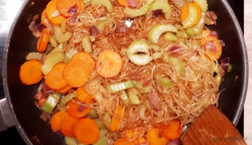 Makaron z fasoli mung z warzywami 