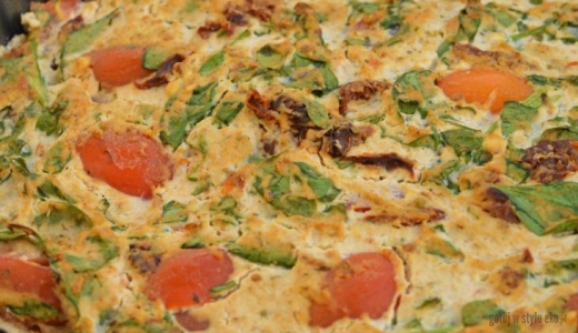 Wegański quiche ze szpinakiem i suszonymi pomidorami