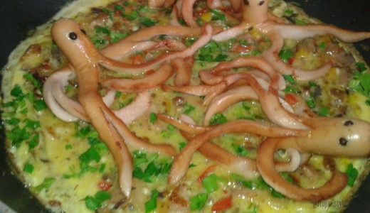 Omlet warzywny z ośmiorniczkami