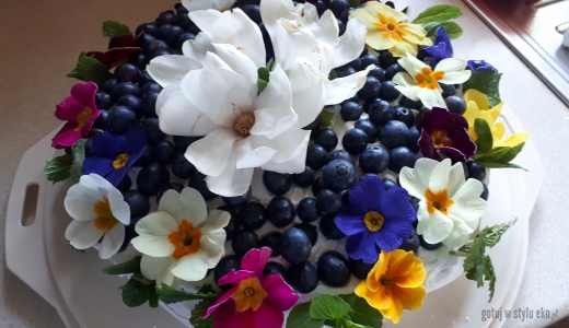 Tort bezowy  z borówkami, kwiatami magnoli,  pierwiosnków, miętą i melisą 