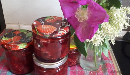 Konfitura truskawkowa z kwiatem bzu i płatkami róży