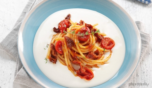 Orkiszowe spaghetti z pomidorami