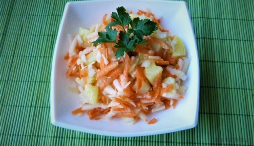 Sałatka ziemniaczana z selerem i marchewką