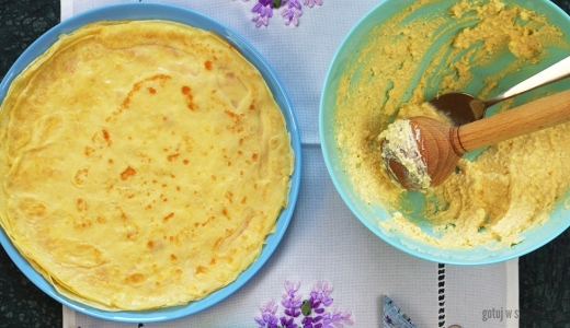 Tradycyjne naleśniki z nadzieniem z sera i żółtka 