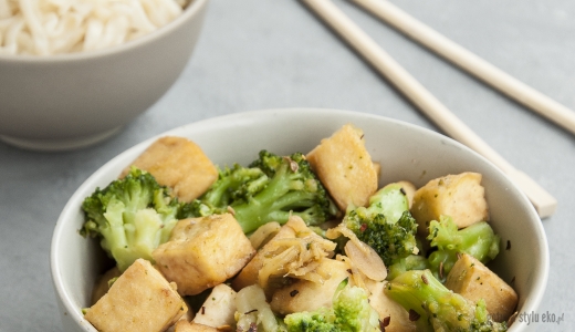 Makaron konjac z tofu i warzywami