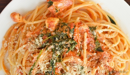 Spaghetti ze świeżymi pomidorami, szpinakiem, tofu i ziołami (bez glutenu)