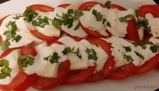 Pomidory z mozzarellą i sosem czosnkowym