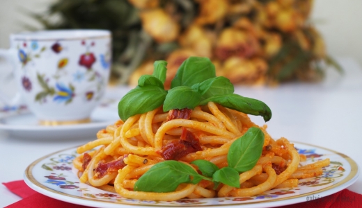 Spaghetti z pesto i suszonymi pomidorami