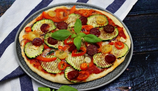 Pizza z chorizo, owczym serem i warzywami 