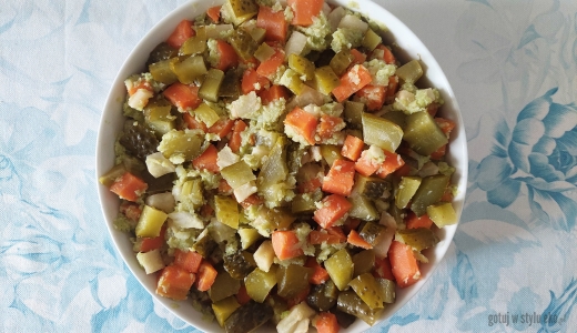 Wegańska sałatka warzywna z zielonym sosem czosnkowym z kalafiora