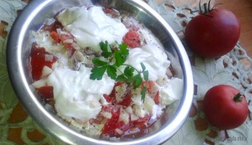 Sałatka pomidorowa pod pierzynką jogurtową