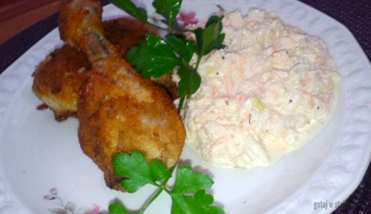 Gotowane kawałki kurczaka panierowane i smażone