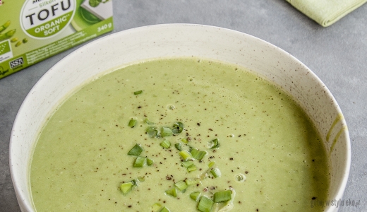 Zupa krem z zielonego groszku z tofu ze szczypiorkiem